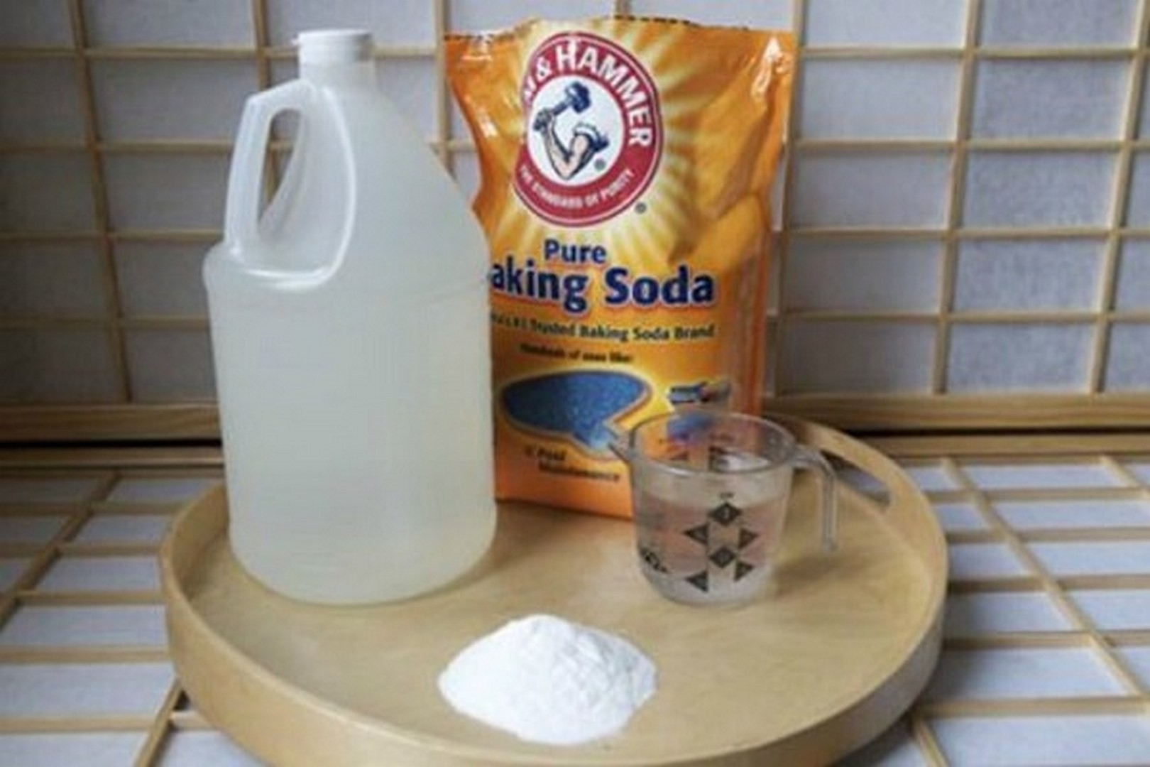 tẩy bồn cầu bị ố vàng bằng baking soda và giấm