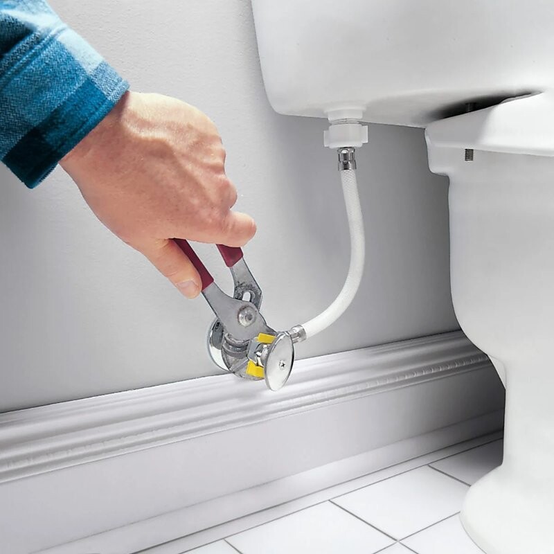 Vị trí van góc và dây cấp nước bồn cầu sát tường