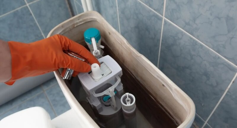 Vệ sinh màng lọc nước của cụm van xả để khắc phục bồn cầu bơm nước chậm