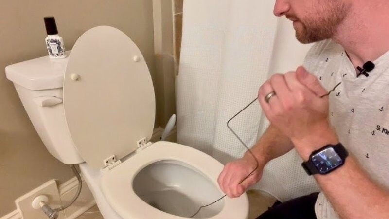 Hướng dẫn uốn cong móc phơi quần áo bằng nhôm để móc đồ nhựa rớt vào bồn cầu