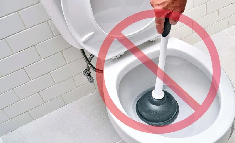 Không dùng cây thụt khi làm rơi đồ xuống bồn cầu