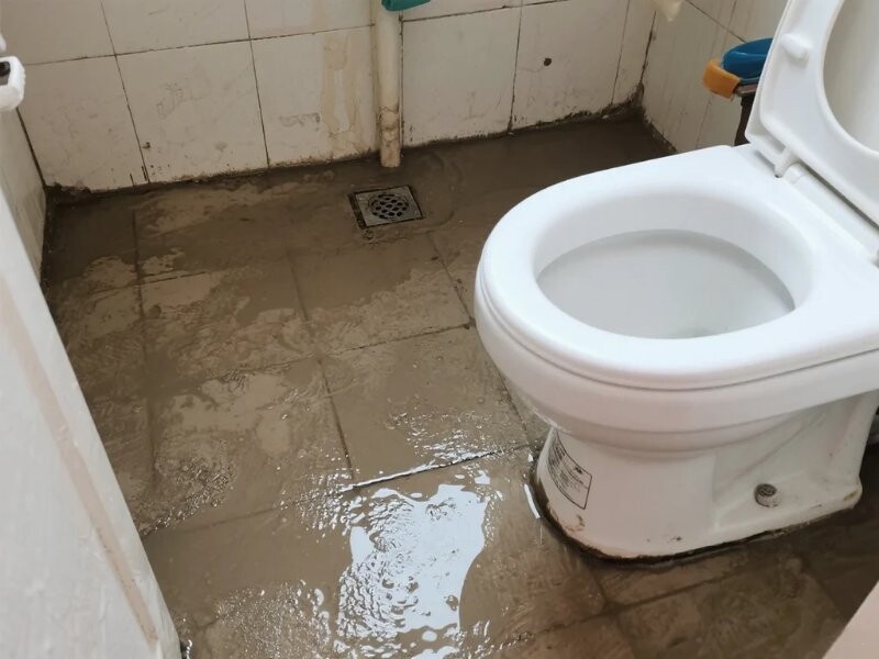 Cách nhận biết 4 vị trí bồn cầu bị rỉ nước phổ biến