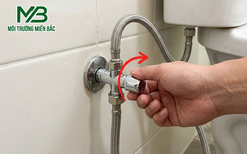Nhớ khóa van chữ T ngắt nguồn cấp nước bồn cầu để tránh ngập sàn trước khi sửa chữa