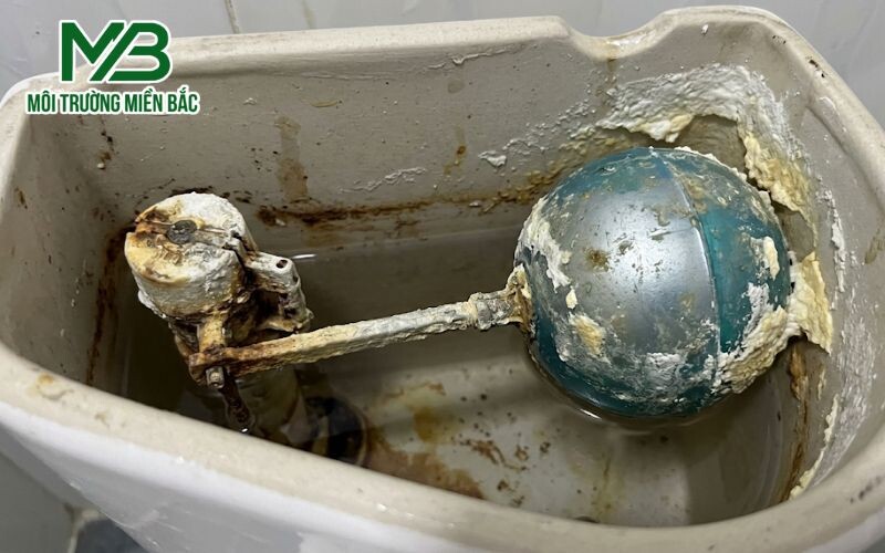 Phao bồn cầu bị kẹt vào thành két nước là nguyên nhân phổ biến khiến van cấp không mở