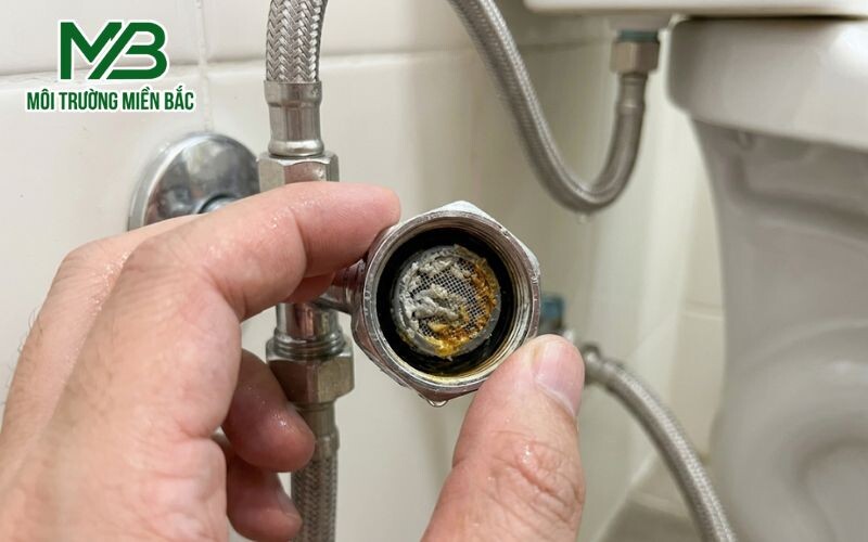 Cặn bẩn bám chặt làm tắc nghẽn màng lọc của van cấp nước bồn cầu