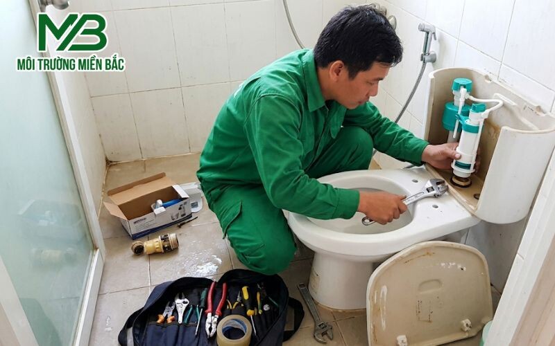 Gọi thợ sửa ống nước chuyên nghiệp nếu két nước bị nứt hoặc hỏng toàn bộ cụm xả